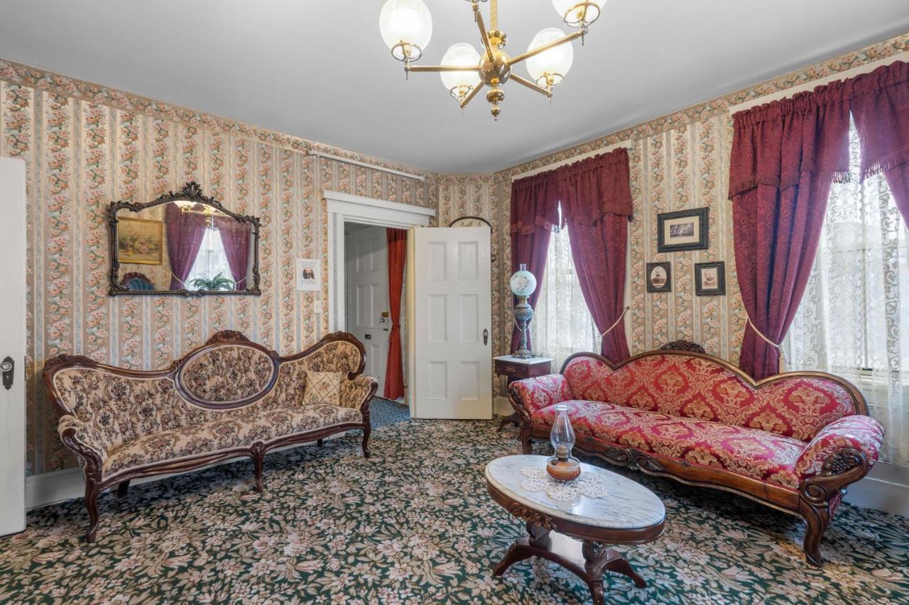 Lizzie Borden House Bed & Breakfast Fall River Exterior foto
