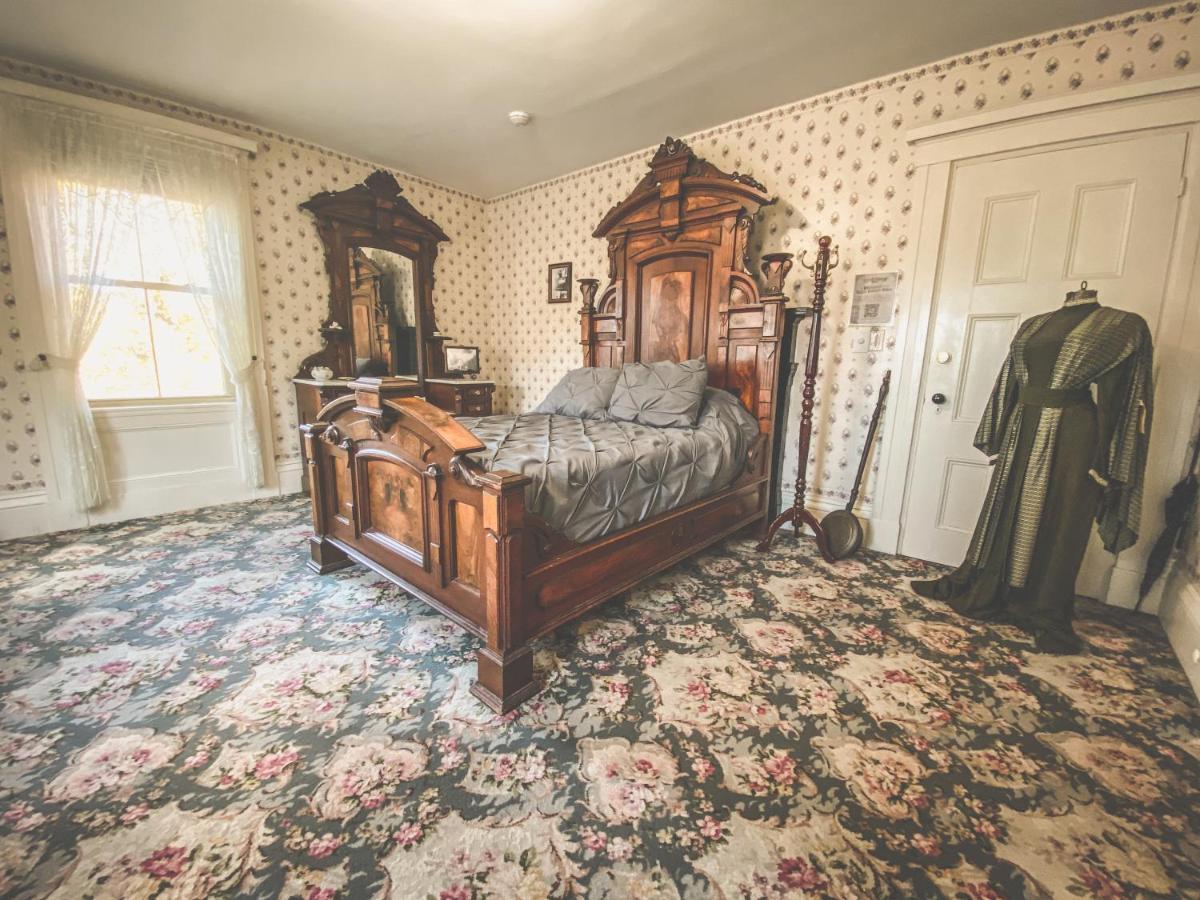 Lizzie Borden House Bed & Breakfast Fall River Exterior foto